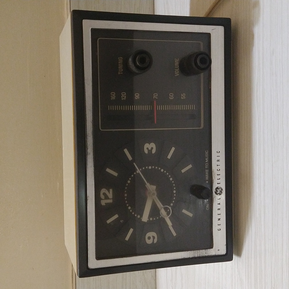 Vintage GE General Electric AM Alarm Clock Radio Model C2425A